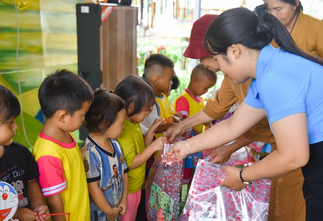 Ban Từ thiện: Tặng quà Trung Thu cho các em học sinh ở Đắk Som, Đăk Nông